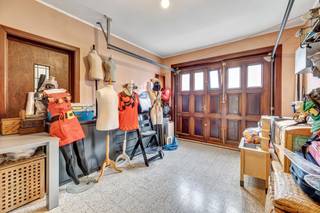 <p>Voor meer info of een bezoek, bel 054 69 39 36 - In Outer bevindt zich deze verder af te werken rijwoning, op een topligging nabij het centrum van Ninove. Winkels, scholen en openbaar vervoer bevinden zich op een steenworp afstand. Ook de verbindingswegen naar Aalst, Geraardsbergen, Brussel en Halle zijn vlot bereikbaar en liggen op wandelafstand. Deze woning biedt, mits verdere afwerking, heel wat mogelijkheden. Toch is ze momenteel al instapklaar. Het gelijkvloers omvat een inkomhal met garage, een lichtrijke living, een keuken, veranda en berging. Op de eerste verdieping vinden we een nachthal, <strong>drie slaapkamers</strong> en <strong>twee badkamers</strong>. Via een vaste trap bereik je de zolderverdieping, die nog verder kan worden ingericht. Verder beschikt de woning over een kelder, een terras en <strong>een gezellige tuin</strong>. CV op aardgas - Buitenschrijnwerk in hout dubbel glas.</p>