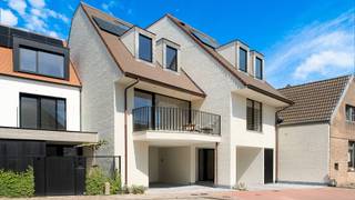 Stijlvolle nieuwbouw bel-etage woning in een moderne architectuur, 4 slaapkamers en een Zuidgericht zonneterras gelegen langs de Graaf Jansdijk te Knokke-Heist.<br />Ontdek deze moderne en energiezuinige nieuwbouwwoning, ideaal gelegen langs de Graaf Jansdijk in het gegeerde Knokke-Heist. Deze bel-etage woning combineert hedendaagse architectuur met optimaal wooncomfort en een doordachte indeling.<br />Bij het betreden van de woning komt u binnen via de inkomhal met vestiaire en gastentoilet, verder is er een slaapkamer met bijhorende badkamer uitgevend op een stadstuintje. Op het gelijkvloers bevindt zich tevens een ruime fietsenberging met extra bergruimte, en mogelijks aan autostaanplaats.<br />De eerste verdieping vormt het hart van de woning, met een lichtrijke leefruimte uitgevend op een zonnig terras vooraan, een open keuken voorzien van alle nodige toestellen en een eetplaats met zitbanken achteraan. <br />Op de tweede verdieping zijn er 2 volwaardige slaapkamers, een stijlvolle badkamer en douchekamer met een apart toilet. de technische ruimte bevindt zich op de derde verdieping met plaats voor een vierde slaapkamer. De woning is afgewerkt met kwalitatieve materialen en voldoet aan de nieuwste energienormen, wat resulteert in een laag energieverbruik.<br />Troeven:<br />Nieuwbouw met moderne architectuur<br />Energiezuinig en toekomstgericht<br />Ruime en lichtrijke leefruimte<br />autostaanplaats, fietsenberging en extra bergruimte<br />Terras aanwezig<br />Centrale ligging nabij winkels, scholen en de kust<br />Bent u op zoek naar een instapklare, stijlvolle woning in Knokke-Heist? Dan is dit pand zeker een bezoek waard.