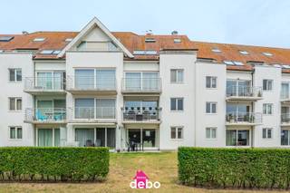 Bent u op zoek naar een comfortabel en goed onderhouden appartement aan de Belgische kust? Dan is dit verzorgde gelijkvloerse appartement te Blankenberge zeker een bezoek waard.<br />Bij het betreden van het appartement komt u terecht in een ruime inkomhal met vestiairehoek en gastentoilet met toegang tot de ruime en lichtrijke leefruimte met grote raampartijen die zorgen voor een aangename natuurlijke lichtinval.<br />De open, volledig uitgeruste keuken sluit naadloos aan op de leefruimte en biedt alle comfort voor dagelijks gebruik.<br />Het appartement beschikt over twee volwaardige ruime slaapkamers, een moderne badkamer uitgerust met een stijlvolle inloopdouche, een praktische lavabomeubel en een toilet.<br />Via de leefruimte heeft u rechtstreeks toegang tot het zonnige terras en de tuinzone, waar u in alle rust kunt genieten van het buitenleven. Bovendien beschikt het appartement over een afgesloten garage in het ondergrondse complex, wat een absolute meerwaarde vormt.<br />Het appartement wordt verkocht onder erfpacht. De jaarlijkse erfpachtvergoeding is fiscaal aftrekbaar en kan worden aangegeven in de belastingaangifte.<br />De residentie is rustig gelegen, terwijl winkels, openbaar vervoer, het station en het strand zich op korte afstand bevinden, waardoor u optimaal kunt genieten van alles wat Blankenberge te bieden heeft.<br /><strong>Troeven: <span>Gelijkvloers appartement - </span><span>2 slaapkamers - </span><span>Zonnig terras met privatieve buitenruimte - <span>Ruime private kelderberging -<span>Fietsenberging aanwezig - Inpandige garage - <span>Verkoop inclusief meubilair - <span>Rustige residentie - <span>Nabij station, winkels en strand </span></span></span></span></span></span></strong><br />Interesse? Contacteer ons voor een bezoek en ontdek zelf de ruimte, het comfort en de troeven van dit prachtige appartement.