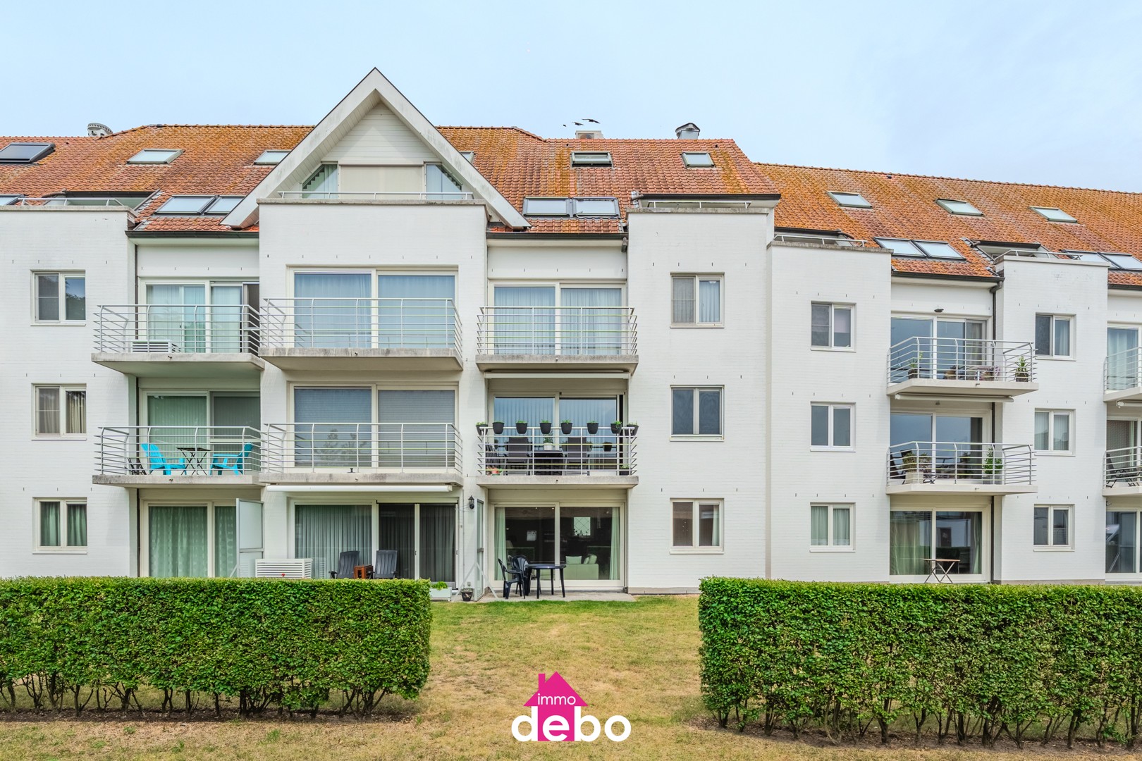 Ruim en instapklaar gelijkvloers appartement met 2 slaapkamers, terras en inpandige garage op toplocatie. - photo 1