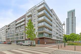 <p><span>APP. MET 2 SLKS, AUTOSTAANPLAATS + KELDERBERGING</span></p><p><span> </span></p><p><span>Residentie Allée Verte is gelegen in de Hélihavenlaan ter hoogte van huisnummer 50. Wij bevinden ons op wandelafstand van het station (Brussel-Noord), verschillende parken, lokale handelaars, supermarkten, scholen, ... Bijkomend verplaatsen wij ons vlot naar het bruisende stadscentrum van Brussel.  </span></p><p><span> </span></p><p><span>Toegekomen aan residentie nemen wij de lift naar de derde verdieping. Wij betreden het appartement via de inkomhal met aanwezigheid van een vestiaire. Naast de inkomhal is de leefruimte terug te vinden. Deze bestaat uit een zithoek, een eethoek en een volledig uitgeruste keuken. De keuken is voorzien van de nodige keukentoestellen. Met dank aan de grote raampartijen en de aanwezigheid van een terras kan men hier genieten van een aangename lichtinval. Grenzend aan de keuken is er een berging/wasplaats terug te vinden. Wij verplaatsen ons opnieuw naar de inkomhal die ons toegang geeft tot het gastentoilet met aanwezigheid van een douche en twee slaapkamers. De master bedroom met ensuite badkamer (tweede douche + tweede toilet).  </span></p><p><span> </span></p><p><span>Troeven: </span></p><p><span>- Centrale ligging</span></p><p><span>- Energiezuinig appartement (label B) </span></p><p><span>- Comfortabel appartement met aangenaam terras</span></p><p><span>- Mogelijkheid tot het huren van een autostaanplaats + privatieve kelderberging (huurprijs: 120,00 euro/maand)</span></p><p><span> </span></p><p><span>Kort samengevat: </span></p><p><span>- Huurprijs: 1.325,00 euro/maand</span></p><p><span>- Huur parking + kelderberging: 120,00 euro/maand</span></p><p><span>- Algemene onkosten incl. voorschot verwarming/warm water: 200,00 euro/maand</span></p><p><span>- Deelname plaatsbeschrijving: 200,00 euro (eenmalig) </span></p><p><span>- Huurwaarborg: 2.650,00 euro (eenmalig, te betalen voor aanvang van de huurovereenkomst)</span></p><p><span> </span></p><p><span>Net als ons overtuigd van de troeven van dit centraal gelegen appartement? </span><span>Neem gerust contact op met één van onze medewerkers via 033 695 695 of info@pillar.estate. </span></p><p><span> </span></p><p><span>*Deze gegevens zijn louter ter informatieve titel. De vermelde oppervlaktes zijn slechts indicatie. Pillar kan niet verantwoordelijk gesteld worden voor de juistheid van de aan haar verstrekte gegevens. </span></p><p><span> </span></p>