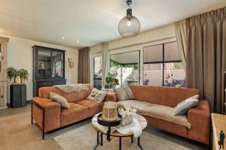 Op een <strong>uitstekende </strong>ligging in het centrum van Lokeren bevindt zich deze <strong>recente</strong>, perfect onderhouden en volledig instapklare woning. Dankzij de nabijheid van winkels, scholen, en openbaar vervoer geniet u hier van optimaal wooncomfort op wandelafstand van alle voorzieningen.<br /><br />Een van de absolute troeven van deze woning is het uitstekende EPC-label <strong>A</strong>, wat garant staat voor een energiezuinige woning met lage energiekosten en een aangenaam binnenklimaat. Dankzij de aanwezigheid van een <strong>warmtepomp</strong>, vloerverwarming en een ventilatiesysteem woont u hier volledig klaar voor de toekomst.<br /><br />Binnenin geniet u van een ruime en lichtrijke leefruimte met open, volledig uitgeruste keuken voorzien van <strong>kwalitatieve </strong>inbouwtoestellen. De open indeling zorgt voor een moderne en <strong>aangename </strong>woonbeleving. In de inkomhal werd bovendien een praktische maatkast geïntegreerd voor extra opbergruimte.<br /><br />De woning beschikt over drie volwaardige slaapkamers, waarvan één slaapkamer met een ruime <strong>dressing</strong>. De <strong>stijlvolle </strong>badkamer is uitgerust met een ligbad, inloopdouche en dubbele lavabo. Daarnaast zijn er twee afzonderlijke toiletten aanwezig.<br /><br />Een extra pluspunt is de ruime <strong>zolderverdieping</strong>, die tal van mogelijkheden biedt. <br /><br />Buiten bevindt zich een <strong>onderhoudsvriendelijk </strong>stadstuintje met kunstgras en een gezellig terras voorzien van een elektrische zonneluifel. <br /><br />Verder beschikt de woning over een <strong>garage </strong>met elektrische poort en een oprit met plaats voor twee wagens.<br /><br />Interesse in deze energiezuinige en instapklare woning? Neem vandaag nog contact op via waasland@deboerenpartners.be of 03.377.55.00