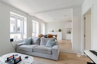 <p><span>Dit instapklare appartement is centraal gelegen op een boogscheut van de Franklin Rooseveltplaats en het Centraal Station. Dankzij de uitstekende verbindingen met trein, tram en bus is dit de ideale uitvalsbasis voor wie pendelt met het openbaar vervoer. Ook het velo-deelsysteem, de belangrijkste invalswegen en Chinatown bevinden zich vlakbij. Een perfecte locatie voor wie graag centraal woont met alle stadsvoorzieningen binnen handbereik.</span></p><p><span>Het appartement bevindt zich op de derde verdieping van een kleinschalig gebouw met slechts vier appartementen. Het volledige gebouw werd in 2023 grondig gerenoveerd, waardoor het voldoet aan de hedendaagse woon- en energienormen. Het dak is geïsoleerd, de elektriciteit is conform en de PVC-ramen zijn voorzien van dubbele beglazing. Dankzij deze kwalitatieve renovaties geniet je van een uitstekende EPC-score A, zodat je zonder grote energetische investeringen de toekomst tegemoet gaat.</span></p><p><span>Je komt binnen in de moderne keuken, die naadloos aansluit op de lichtrijke leefruimte. Samen goed voor een oppervlakte van ongeveer 34 m². De keuken is volledig uitgerust met een kookvuur, dampkap, spoelbak, ingebouwde oven, vaatwasser en koelkast met vriesvak.</span></p><p><span>Vanuit de keuken heb je toegang tot het noordoost-georiënteerde terras van maar liefst 16 m², een uitzonderlijke buitenruimte waar je in alle rust kan genieten.</span></p><p><span>Aansluitend aan de woonkamer bevindt zich de ruime slaapkamer van 13 m². Van hieruit daal je af in de badkamer van 9 m², voorzien van een inloopdouche, lavabomeubel, toilet en aansluiting voor een wasmachine.</span></p><p><span>Ben je op zoek naar een energiezuinig, instapklaar appartement met een uitzonderlijk ruim terras op een toplocatie in de stad? Mis deze kans niet! Bewoonbare opp. 64 m² – ref.: bruto vloeropp. EPC-certificaat. Voor meer info of een gratis schatting surf naar </span><span><span>www.hansimmo.be</span></span></p><p><span> </span></p>