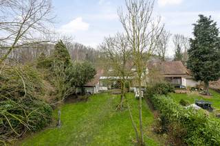 Rustig gelegen woning met prachtige tuin en 5 slaapkamers.Deze woning ligt op amper 15 min rijden van Brussel of Leuven.Indeling:Inkomhal met...
