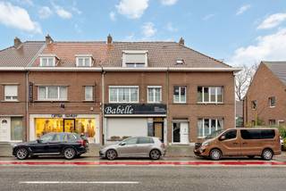 OPBRENGSTEIGENDOM MET HANDELSZAAK EN DUPLEXWONING OP TOPLOCATIE IN MARIABURGDit veelzijdige eigendom in Mariaburg combineert een gevestigde...