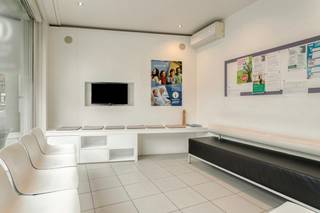 Bent u op zoek naar een kantoor- of praktijkruimte op een toplocatie in Geluwe? Dit instapklare pand dat te koop staat in Geluwe biedt een perfecte combinatie van functionaliteit, ruimte en bereikbaarheid. Het gebouw beschikt over een uitstekend energieprofiel met energielabel B, mede dankzij de hr-beglazing en het duurzame aluminium schrijnwerk. Door de grote raampartijen geniet u in elke ruimte van uitzonderlijk veel natuurlijke lichtinval. Bovendien zorgen de praktische, aparte ruimtes voor een optimale indeling voor diverse professionele activiteiten of een vrije beroeper.<br /><br />Indeling: <br />> Gelijkvloers<br />- Inkom met ontvangstruimte, ingerichte wachtruimte en een balie<br />- Aparte bureau<br />- Ingerichte keuken<br />- Aparte praktijkruimte<br />- Toilet<br /><br />> Eerste verdieping<br />- 4 aparte praktijkruimtes<br />- Technische ruimte<br /><br />Troeven:<br />- Grote raampartijen die zorgen voor een optimaal lichtinval<br />- Centrale ligging nabij diverse invalswegen<br />- Hr-beglazing<br /><br />Bent u op zoek naar bedrijfsvastgoed bestaande uit een praktijkruimte/kantoorruimte te koop in Geluwe? Aarzel dan niet om ons te contacteren op het nummer 056 21 11 11.<br /><br />Bestuursmaatregelen in het maatregelenregister: in aanvraag