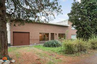 Op een uitstekende locatie te Bonheiden bevindt zich deze ruime woning met 2 slaapkamers op een mooi perceel van 912 m². U geniet hier van een rustige ligging, toch in de nabijheid van winkels, scholen, openbaar vervoer en belangrijke invalswegen.<br /><br />We betreden de woning via de leefruimte. Deze geniet van veel lichtinval en kunt u inrichten met een gezellige zithoek en een aparte eetplaats. Hierlangs bereiken we de lichtrijke veranda en de keuken, dewelke is voorzien van de voornaamste toestellen. U beschikt verder op het gelijkvloers nog over een badkamer met douchebad, toilet en lavabo, 2 slaapkamers, een berging en een inpandige garage. In de ruime en goed georiënteerde tuin kunt u steeds in alle rust en privacy genieten van het mooie weer.<br />Tot slot kan u via een achterliggende weg nog een 2de garage bereiken. <br /><br />U bent verplicht om deze woning binnen de 5 jaar na aankoop grondig energetisch te renoveren tot minimum EPC-label D. <br /><br />Dit is een uitstekende opportuniteit als u op zoek bent naar een ruime woning op een mooi perceel te Bonheiden. Contacteer ons voor meer informatie op 0479 13 63 69 of neem een kijkje op www.boonstravastgoed.be . <br /><br />Bijzonderheden:<br />- Lichtrijk<br />- Gelijkvloers<br />- Perceel = 912 m²