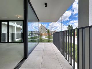 <h1><span>Nieuwbouwappartement in de residentie 'Kasteelvijver' te Langemark.</span></h1><h1><span> </span></h1><h1><span>Dit appartement bevindt zich op het </span><span>gelijkvloers</span><span> en beschikt over een </span><span>bewoonbaar oppervlakte</span><span> van </span><span>74,85m² </span><span>met een </span><span>terras </span><span>van </span><span>6,87m²</span><span>.</span></h1><h1><span> </span></h1><h1><span>Indeling</span><span>: </span></h1><h1><span>Ruime </span><span>inkomhal/nachthal</span><span>, </span><span>open keuken</span><span> en </span><span>leefruimte </span><span>met zicht naar buiten en toegang tot het </span><span>terras.</span><span> Aanpalend aan de keuken bevindt zich de </span><span>berging/wasplaats.</span></h1><h1><span>Verder is er nog een </span><span>gastentoilet</span><span>, </span><span>badkamer met</span><span> inloopdouche en dubbele lavabo en een </span><span>slaapkamer</span><span>.</span></h1><h1><span> </span></h1><h1><span>Er is tevens een </span><span>kelderberging</span><span> bij te kopen, alsook mogelijkheid tot aankopen van </span><span>ondergrondse staanplaats.</span></h1><h1><span> </span></h1><h1><span>De </span><span>warmwaterproductie</span><span> en de </span><span>vloerverwarming</span><span> zal opgewekt worden door een bodem/water </span><span>warmtepomp met ingebouwde boiler.</span><span> De warmte wordt uit de grond gehaald via </span><span>geothermie.</span></h1><h1><span>Doorheen het appartement is er </span><span>ventilatiesysteem D </span><span>(mechanische toevoer en afvoer) voorzien.</span></h1><h1><span>Het appartement beschikt tevens over</span><span> zonnepanelen</span><span> (760Wp) wat het bovendien uiterst zuinig maakt!</span></h1><p><span> </span></p>
