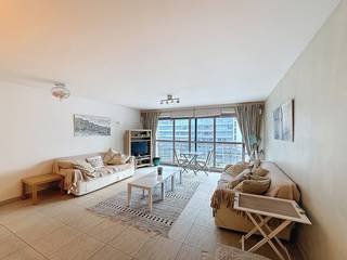 Instapklaar type doorloper appartement, centraal gelegen in de winkelstraat van Nieuwpoort, op wandelafstand van de zeedijk en het openbaar...