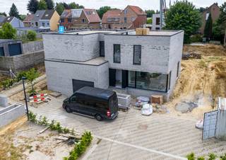 Wordt dit uw toekomstige thuis in een volledig nieuw aangelegde, autoluwe en groene verkaveling?<br /><br /><strong>Woongeheel ‘Danhieux’</strong> bestaat uit verschillende, unieke types van woningen, die samen een harmonieus geheel vormen. <br />Lot 2 is een halfopen bebouwing met een inpandige garage, 3 slaapkamers en 2 badkamers. <br /><br />Elke woning wordt voorzien van <strong>duurzame installaties</strong> om de energiekosten te drukken en de impact op het klimaat te verkleinen. Door het gebruik van deze hedendaagse technieken zijn de woningen niet enkel heel energiezuinig maar ook volledig FUTURE PROOF (E-peil <20): een duurzame en kwalitatieve investering voor de toekomst.<br /><br />De ruwbouwwerken zijn inmiddels afgerond, dus <strong>verhuizen is reeds mogelijk binnen 4 maanden</strong>!<br /><br />Voor meer informatie ontvangen we u graag ter plaatse of op ons kantoor om uw nieuwe thuis tot in de puntjes toe te lichten. Bel nu Elien Mombaerts op het nummer 0470/38.21.30.<br />