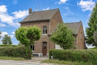 Karaktervolle 4-gevelwoning met garage op 6a30ca, omgeven door groene velden te Kesselt. Deze landelijke deelgemeente van Lanaken, vlak op de...