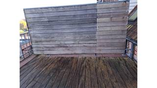 Een opgeschilderd duplex appartement bestaande uit een woonkamer met open keuken, 1 slaapkamer, badkamer, wasplaats, terras, lift,...