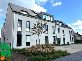 Het appartement heeft de volgende indeling: Via de inkomhal met gastentoilet (tegels) is er toegang tot de ruime en lichtrijke woonkamer...