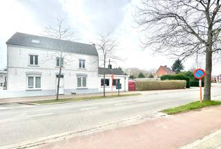 Een woonhuis, op en met de grond en aanhorigheden gelegen Oeselgemstraat 67; Gunstig gelegen nabij de invalswegen naar de autostrade en alles wat men nodig heeft; Indeling: inkom, kelder, ruime gelijkvloerse slaapkamer/speelkamer/bureau; Salon, eetplaats met open keuken en deur naar de tuin; sas, apart toilet, badkamer; Zonnige tuin met berging en doorgang naar uitpandige garage; zijdelingse trap naar de zolder boven de badkamer waar de recente condensatieketel op gas en nieuwe leidingen geïnstalleerd zijn; Aparte ingang met trap naar de eerste verdieping: nachthal, 2 ruime slaapkamers; Vaste trap naar een ruime zolder met 2 veluxen, met mogelijkheid tot nog 2 extra kamers; EPC 370 D; Beschikbaar: bij akte na betaling; Info en bezoek: info@elet.immo;