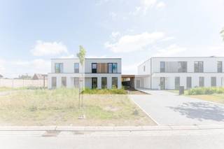 Deze moderne nieuwbouwwoning te Koekelare bestaat uit: <br /><br />Gelijkvloers: inkomhal - gastentoilet - lichtrijke living met open ingerichte keuken - berging/wasplaats - carport.<br />Op 1ste verdieping: nachthal - afzonderlijk toilet - 3 slaapkamers - badkamer. - technische ruimte.<br />Troeven van deze woning: <br />- unieke ligging, nabij het centrum van Koekelare <br />- energiezuinig<br />- kwalitatief en duurzaam afgewerkt<br />EPC: Woning in aanbouw<br />Prijs 387.250 € (exclusief registratierechten op de bouwgrond, exclusief BTW op de constructie- en aansluitingskosten).