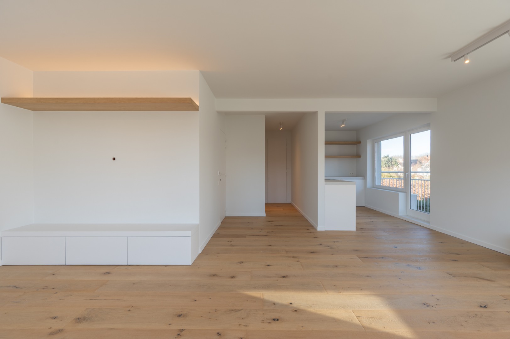 Lichtrijk en volledig gerenoveerd appartement met 2 slaapkamers - foto 3