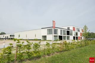 Nieuw magazijn te huur – 288 m² in Bedrijvenpark De Zwaan, Schoten<br /><br />Bent u op zoek naar een moderne en goed bereikbare opslagruimte? In het Bedrijvenpark De Zwaan in Schoten bieden wij een nieuw magazijn van 288 m² te huur aan.<br /><br />Dit hedendaagse en functionele bedrijvenpark geniet van een uitstekende ligging en bereikbaarheid. Op het terrein is ruime parkeergelegenheid voorzien voor medewerkers en bezoekers. Bovendien beschikt het magazijn over 2 private parkeerplaatsen vlak voor de deur.<br /><br />Kenmerken:<br />- Nieuw magazijn van 288 m²<br />- Momenteel één open, multifunctionele ruimte<br />- Ideaal voor opslag, logistiek of lichte bedrijfsactiviteiten<br />- Automatische toegangspoort<br />- Camerabewaking op het terrein<br />- 2 private parkeerplaatsen voor de unit<br />- Ruime parkeermogelijkheden op het terrein voor bezoekers en personeel<br />- Geen aparte kantoorruimte aanwezig, maar voldoende mogelijkheid om een bureau- of werkhoek in te richten<br /><br />Dankzij de combinatie van veiligheid, bereikbaarheid en flexibiliteit is dit magazijn een uitstekende keuze voor ondernemers die op zoek zijn naar een praktische bedrijfsruimte in Schoten.<br /><br />Interesse? Neem contact op voor meer informatie of een bezichtiging met Arno via arno@reds.be.