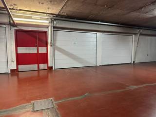Ruime garage in ondergrondse verdieping. Breedte 3m - diepte 5,9m...
