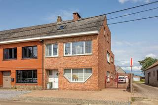 Dit prachtig duplexappartement ligt in het centrum van Meerhout, met een comfortabele oppervlakte van 123 m² samen met het ruim terras van ca. 21m²...