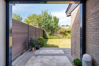 Op zoek naar een woning met veel ruimte, karakter en een toplocatie? Dan is deze 3-gevelwoning in de Reinaertstraat in Dilbeek zeker een bezoekje waard. Het eerste wat opvalt wanneer u binnenstapt, is de enorme lichtinval wat zorgt voor een warme en aangename sfeer in elke kamer.<br /><br />U komt binnen in een ruime inkomhal met apart toilet. Van daaruit stapt u de leefruimte binnen, een lichtrijke living die alle mogelijkheden biedt om te zitten, eten en ontspannen naar eigen smaak. De keuken is apart ingedeeld, wat u de troef van een gezellige, afgesloten kookruimte geeft. Via de keuken is er een trap die ons brengt naar de garage en de kelder, ideaal voor extra stockage, een wasplaats of hobbyruimte.<br /><br />Op de eerste verdieping bereikt u via de nachthal drie kamers en de badkamer. Dat maakt de woning zeer geschikt voor een gezin of voor wie graag een extra kamer wil inrichten als bureau of logeerkamer. Vanuit de nachthal is er een zolderluik die u toegang geeft tot de zolder, deze kan u perfect gebruiken als opbergruimte.<br /><br />De woning is gelegen in een rustige woonstraat in Dilbeek, aan de rand van Brussel, en beschikt over een uitstekende bereikbaarheid. Met een Mobiscore van 8,3/10, verplaatst u zich hier moeiteloos, of u nu kiest voor de wagen, het openbaar vervoer of de fiets. De invalswegen richting Brussel en de grote verkeersassen liggen vlakbij, en ook winkels, scholen, horeca en andere dagelijkse voorzieningen zijn vlot bereikbaar. Wie van de natuur houdt, vindt in de buurt mooie wandel- en fietsroutes richting het groene Pajottenland.<br /><br />Qua energie biedt de woning nog heel wat potentieel. Volgens het EPC-verslag kan mits het isoleren van het dak een EPC-label D worden behaald. Dat is een mooie kans voor wie het wooncomfort wil verhogen, de energiekosten wil drukken en de waarde van de woning verder wil laten stijgen.<br /><br />Kortom: een ruime, lichtrijke woning met een praktische indeling, kelder, garage en zolder, in een buurt met een uitstekende ligging en veel mogelijkheden. Interesse of wil u graag een bezoek plannen? Grijp deze kans en contacteer Nils via 0497 248 251 of per e-mail via dilbeek@weinvest.be.