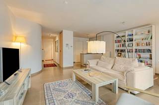 Appartement te huur met twee slaapkamers in Sint-Andries vlakbij het centrum van Brugge en het station.<br /><br />Indeling:<br /><br />2de verdieping:<br />- Inkomhal met gastentoilet<br />- Ruime lichtrijke leefruimte (30 m²) met open keuken (6 m²) die is voorzien van keramische kooplaat, dampkap, dubbele spoelbak, frigo... <br />- Slaapkamer 1 (12 m² ) <br />- Slaapkamer 2 (9 m²)<br />- Badkamer (5 m²) voorzien van douche en lavabo<br />- Berging (3 m²) met aansluiting voor wasmachine.<br /><br />Algemeen:<br /> - Huurprijs: € 825,00/maand<br /> - Forfait gemeenschappelijke kosten: € 85,00/maand<br /> - Beschikbaar vanaf: 01/11/2026<br /><br />De snelste manier om een bezoek te brengen aan dit pand? Vraag je bezoek aan via de roze knop op onze website (www.dewaele.com) en je wordt gecontacteerd door onze verhuurexpert Broes.<br /><br />Telefonisch kunnen er geen afspraken gemaakt worden. Bij andere vragen kun je ons telefonisch contacteren via 050 444 999.