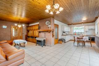 De woning is gelegen in een doodlopende straat in de groene, kindvriendelijke wijk: Boxbergheide. Alle voorzieningen zijn aanwezig in deze wijk; scholen, winkels, ontspanning,... Via de Hasseltweg is de woning vlot bereikbaar. <br />Het betreft hier een te renoveren woning met 3 slaapkamers + bureauruimte + zolderkamer. De woning werd door de huidige eigenaars gebouwd en door de jaren heen goed onderhouden. Op de gelijkvloerse verdieping is er een inkomhal, een aparte bureauruimte en een grote leefruimte met openkeuken. Aansluitend aan de keuken is er een bijkeuken met toegang tot de inpandige garage met automatische poort. De woning is volledig onderkelderd. Aan de leefruimte is er een gezellige veranda. <br />Op de eerste verdieping zijn er 3 slaapkamers, een badkamer, een zolderkamer en een opbergzolder. Verder is in de aangelegde tuin nog een werkplaats voorzien. <br /><br />Troeven:<br />+ zeer rustig gelegen (doodlopende straat)<br />+ ruime gezinswoning (207m² volgens EPC)<br />+ airco<br />+ mooi aangelegde tuin<br />+ aparte werkplaats<br />+ volledig onderkelderd<br /><br />Interesse? 011/873307 of info@puur-groep.be