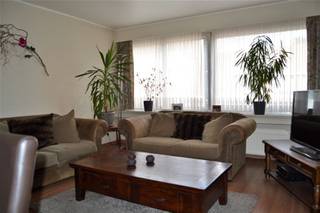 <p><span>Dit goed onderhouden 2 slaapkamer appartement is gelegen in het centrum van Waregem. Het appartement bevindt zich letterlijk op 50 meter van de Kerk en van het park Baron Casier. Bij het verlaten van het appartement ben je in hartje Waregem. Het appartement omvat een inkomhal, een keuken met alle toestellen, een ruime living, badkamer met bad/douche, berging en twee slaapkamers. 720 € huur per maand + 50 € syndic per maand.</span></p>