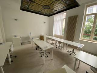 <p>Dit ruime gebouw, gelegen aan de Fiennenstraat 81–83, bestaat uit twee samengevoegde rijwoningen en beschikt in totaal over <strong>circa 595 m²</strong> bruikbare oppervlakte. Het pand werd oorspronkelijk gebruikt als internaat en biedt daardoor royale volumes en een functionele indeling.</p>
<p>Er zijn <strong>private parkeerplaatsen</strong> beschikbaar, wat een belangrijke troef vormt in deze omgeving.</p>
<p>Het gebouw leent zich uitstekend voor verschillende bestemmingen:</p>
<ul>
<li>
<p><strong>Kantoorfunctie</strong> met ruime werk- en vergaderruimtes</p>
</li>
<li>
<p><strong>Reconversie naar residentieel</strong> (meerdere wooneenheden of cohousingconcept), dankzij de structuur en het grote potentieel</p>
</li>
</ul>
<p>Hoewel <strong>renovatiewerken</strong> aangewezen zijn, biedt het pand uitzonderlijke mogelijkheden voor investeerders, bedrijven of ontwikkelaars die op zoek zijn naar een flexibel project met sterke toekomstwaarde.</p>