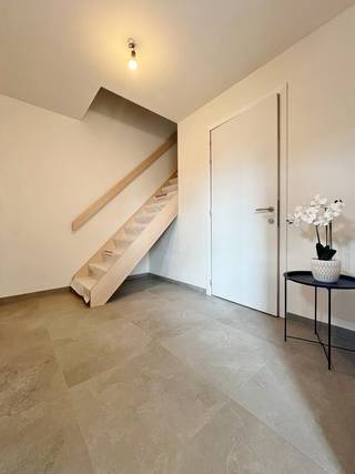 HUURKOOP huur een woning &amp; koop je nieuwe thuis!<br />Is dit je droomwoning, maar heb je voorlopig onvoldoende budget om het aan te kopen? Dan is HUURKOOP de oplossing! Via dit concept krijg je de kans om deze eigendom te huren en tegelijk maken jullie een wederzijdse belofte dat je deze eigendom zal aankopen tegen een vooraf afgesproken prijs. <br /><br />Met huurkoop spaar je voor je nieuwe thuis terwijl je er al woont. Gedurende een vooraf afgesproken periode ( max 2 jaar ) huur je deze woning. Op die manier leer je de woonst helemaal kennen en kun je het volledig naar je zin inrichten. Wanneer de afgesproken huurperiode voorbij is zal je deze woning aankopen en dit aan de prijs die bij het begin van de huurovereenkomst bepaald werd.<br /><br />Bovendien ben je je huurgelden bij de aankoop van deze eigendom niet kwijt, deze kan je immers gebruiken als voorschot op de aankoopprijs. Op die manier krijg je de kans om eerst nog wat te sparen. Een unieke kans dus!<br /><br />INTERESSE,?!<br />NEEM CONTACT MET ONS OP VOOR MEER INFO EN VOORWAARDEN.