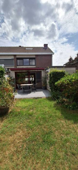Mooie HOB in polderstad, met grote zonnige tuin, 5 slaapkamers, grote garage naast het huis en dubbele oprit. Aluminium ramen,...
