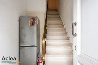 Dit appartement is bijzonder centraal gelegen in het stadscentrum van Eeklo. Het appartement heeft een eigen inkomhal en beschikt over geen algemene delen. Binnenin vinden we maar liefst 148m², verdeeld over 3 verdiepingen, wat uitzonderlijk groot is voor een appartement. Daarnaast beschikt het over zowel een terras op de eerste verdieping als de tweede verdieping.<br /><br />Op heden is het appartement verhuurd met een klassieke huurovereenkomst die kan opgezegd worden met een opzeg van 6 maanden indien het voor eigen bewoning is. <br /><br />Renovatieverplichting is van toepassing.<br /><br />Indeling:<br />- inkomhal<br />- gastentoilet<br />- ruime woonkamer<br />- volledig ingerichte keuken<br />- terras <br />- nachthal<br />- 3 slaapkamers<br />- badkamer met ligbad, toilet en lavabo<br />- berging<br />- terras op de tweede verdieping<br /><br />Centrale verwarming met een condensateketel op aardgas. <br /><br />Kom het appartement ontdekken en vraag uw bezoek aan!<br />09/377 31 77 – vastgoed@aclea.be
