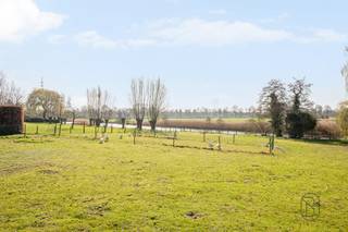 Dit is een unieke kans voor wie wil wonen aan en met zicht op de oude Leie-arm. Prachtig stuk grond (grotendeels in woongebied) van 4500m2, en...
