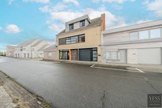 <p><strong>Ruime bel-etage woning 263m2 + atelier/magazijn 475m2 en winkelruimte in Oudenburg</strong></p>
<p>Op zoek naar een unieke woon- en werkcombinatie in het hart van Oudenburg? Dan is dit instapklare pand precies wat u zoekt!</p>
<p>Deze bel-etage biedt <strong>3 comfortabele slaapkamers</strong>, een <strong>volledig uitgeruste en smaakvol ingerichte keuken</strong>, een gezellige <strong>eetplaats</strong> en een <strong>zeer grote leefruimte</strong> waar het heerlijk vertoeven is. De <strong>badkamer</strong> is netjes afgewerkt en praktisch ingericht.</p>
<p>Wat dit pand extra bijzonder maakt, is het <strong>zeer ruime zonneterras aan de achterzijde</strong> – ideaal voor ontspanning, barbecue of tuinplanten.</p>
<p>Daarnaast beschikt dit eigendom over een <strong>ruime atelier</strong> én een <strong>winkelruimte aan de voorzijde</strong>. Dit maakt het bijzonder geschikt voor zelfstandigen, creatievelingen of wie wonen en werken graag wil combineren op één plek.</p>
<p><strong>Extra troef:</strong> een <strong>garage</strong> die zorgt voor veilige en vlotte parkeergelegenheid.</p>
<p><strong>Troeven op een rijtje:</strong></p>
<ul>
<li>
<p>3 slaapkamers</p>
</li>
<li>
<p>Badkamer met alle comfort</p>
</li>
<li>
<p>Moderne, ingerichte keuken</p>
</li>
<li>
<p>Grote eet- en zitplaats</p>
</li>
<li>
<p>Enorm terras achteraan</p>
</li>
<li>
<p>Atelier en winkelruimte</p>
</li>
<li>
<p>Garage</p>
</li>
<li>
<p>Gunstige ligging in Oudenburg</p>
</li>
</ul>
<p>Een veelzijdig pand met eindeloze mogelijkheden. Interesse? Neem snel contact met ons op voor een bezichtiging!</p>