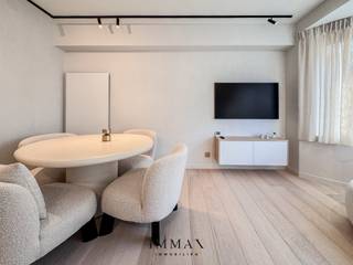 Cet élégant appartement rénové de deux chambres est situé sur le boulevard Léopold à Knokke, dans un immeuble calme et bien entretenu, à quelques pas de la digue et à proximité immédiate du boulevard Lippens. Le hall d'entrée donne accès à un espace de vie lumineux avec un agencement ouvert et harmonieux, adjacent à une cuisine moderne entièrement équipée d'appareils Siemens et Bora de qualité. Les deux chambres sont équipées d'armoires encastrées. La chambre principale peut accueillir un lit double, tandis que la deuxième chambre peut accueillir un lit de 140 x 200 cm ou un lit superposé. La salle de bains élégante est finie avec des matériaux de haute qualité et dispose d'une douche à l'italienne à effet pluie et d'un lavabo. Il y a également des toilettes séparées. La rénovation récente a été réalisée avec le souci du détail et du confort, avec notamment des finitions en mortex, du vitrage à haut rendement et un chauffage infrarouge économe en énergie avec réglage individuel via une application.<br /><br />Possibilité d'acheter les meubles et un parking dans le quartier.<br /><br />extrait urbanistique en cours de demande<br /><br />N'hésitez pas à nous contacter pour plus d'informations : tél. : 050 62 44 14 ou via knokke@immax.be