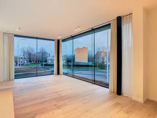 Dit prachtig afgewerkte appartement bevindt zich op de eerste verdieping van een kleinschalige residentie in de Ieperstraat, op een boogscheut van het centrum van Poperinge en op wandelafstand van diverse winkels. Dankzij de grote raampartijen geniet u hier van veel natuurlijke lichtinval en open zichten op de omgeving.De moderne, kwalitatieve materialen en energiezuinige technieken.INDELING:*Verdiep +1: - Inkomhal - Lichtrijke leefruimte- Volledig ingerichte open keuken met ingebouwde kasten, combi-oven, vaatwasser, koelkast en keramische kookplaat - Zuidgericht terras - Berging - Badkamer met inloopdouche - 2 ruime slaapkamers *Extra: - Autostaanplaats - Fietsenberging => Energiezuinig => Instapklaar en moderne afwerking => Centrale ligging