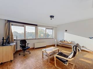 Voskenslaan 471: Aan de stationsbuurt gelegen 1 slaapkamerappartement met indeling als volgt:
Inkomhal, berging, lichtrijke leefruimte, slaapkamer met ensuite badkamer. Aansluiting voor wasmachine en vaatwasmachine aanwezig.
Op wandelafstand van Gent-Sint-Pietersstation, uitzicht op campus de Sterre
€825 + €65 (excl. EGW)
Beschikbaar vanaf 15/12