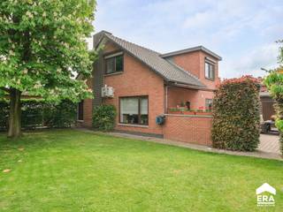 <p>Te koop: Gerenoveerde gezinswoning gelegen in een groene en rustige woonwijk te Pelt.</p><p><br /></p><p>Deze verzorgde woning werd de afgelopen tien jaar grondig gerenoveerd en biedt een energiezuinige leefomgeving dankzij EPC-label C, 22 zonnepanelen (5280Wp) met groenestroomcertificaten tot 2032 en een thuisbatterij van 14KW. De ligging in een woonkern met veel groen zorgt voor een aangename sfeer en privacy.</p><p><br /></p><p>Belangrijkste ruimtes:</p><p>• Woonkamer met airco/warmtepomp en pelletkachel</p><p>• Volledig ingebouwde keuken met inductiekookplaat, combi-oven, vaatwasser, koelkast, diepvries en ontbijthoek (2017)</p><p>• 3 slaapkamers met ingemaakte kasten, waarvan één met airco/warmtepomp</p><p>• Badkamer met ligbad, dubbele wastafel, aansluiting voor wasmachine en droogkast</p><p>• Bureelruimte (eventuele gelijkvloerse slaapkamer) met ingemaakte kasten en douchekamer ensuite (2010)</p><p>• Tuin met terras en tuinhuis</p><p>• Carport</p><p><br /></p><p>Troeven:</p><p>• Groene omgeving in rustige woonwijk</p><p>• Geen renovatieplicht, EPC-label C, zonnepanelen met certificaten tot 2032 en thuisbatterij van 14KW</p><p>• Uitgevoerde renovaties: bureel met aangrenzende douchekamer en condensatiegasketel (2010), aanleg zonnepenalen (2012), spouwmuurisolatie (2014), nieuwe keuken (2017), vernieuwde roofing op dakkapel (2023), pelletkachel in woonkamer (2024), plaatsing 2 airco's/warmtepompen en thuisbatterij 14 KW (2025)</p><p><br /></p><p>Neem vandaag nog contact op met je ERA-makelaar voor een bezoek.</p><p><br /></p><p>JOUW DROOMHUIS. ZO GEVONDEN!</p>