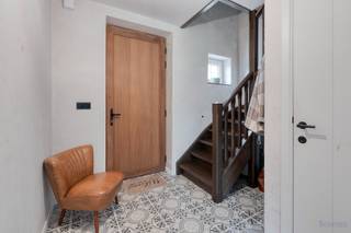 <strong>Nieuwbouwwoning op een perceel van 15a 89ca te koop in Tessenderlo</strong><br /><br />Op de Hommelbeek, een rustige straat nabij het centrum van Tessenderlo, vinden we deze recente nieuwbouwwoning uit 2024. De ligging nabij het centrum van Tessenderlo biedt heel wat voordelen: winkels, scholen, horeca en openbaar vervoer bevinden zich op fietsafstand. Op een steenworp van de woning bevindt zich natuurgebied Gerhagen, ideaal voor wie houdt van natuur en rust. <br /><br />We betreden de woning via de inkomhal met een apart gastentoilet. Via de inkomhal komen we binnen in de ruime en lichtrijke leefruimte (11,62m²) met open keuken (41,44m²). De keuken is uitgerust met een kookvuur met dampkap, een microgolf, een oven, een vaatwasser, een koelkast en een wijnkoeler. Achter de keuken is er een handige berging met aansluiting voor een wasmachine en droogkast.<br /><br />Aan de voorzijde in de woning bevindt zich een praktijkruimte (26,18m²) die extra mogelijkheden biedt. De praktijkruimte is voorzien van een aparte ingang.<br /><br />Op de eerste verdieping zijn er drie ruime slaapkamers (13,12m², 9,38m² en 15,36m²), waarvan de masterbedroom voorzien is van een dressing (8,72m²). De badkamer is voorzien van een bad, een douche, een dubbele lavabo en een tweede toilet. <br /><br />Er is een vaste trap naar de zolderverdieping (37,81m²) die nog heel wat extra mogelijkheden biedt. <br /><br />De tuin is west georiënteerd en heeft een prachtig groen zicht wat zorgt voor een extra rustgevend gevoel. Verder bestaat de tuin uit 496m² aan bos, ideaal voor natuurliefhebbers.<br /><br />De centrale verwarming gebeurt via vloerverwarming op aardgas. Er zijn 14 zonnepanelen met een totaal vermogen van 5.600 Wattpiek. De berekende energiescore bedraagt 25 kWh/m²jaar wat resulteert in een energiezuinig label A.<br /><br />De woning wordt verkocht onder registratierechten!<br /><br />Spreekt deze gezinswoning jullie aan? Contacteer ons via info@bosmanvastgoed.be voor meer info of een bezoek ter plaatse. Wij helpen jullie graag verder!