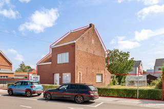 Op een centrale locatie in Bonheiden bevindt zich deze ruime woning met tal van mogelijkheden. De woning is gelegen aan de Schoolstraat 47 en staat op een mooi perceel van circa 9 are.<br />Binnen beschikt de woning over een ruime leefruimte met eet- en zithoek, een afzonderlijke keuken, een badkamer en verschillende praktische nevenruimtes. Met maar liefst vier slaapkamers biedt de woning voldoende plaats voor een groot gezin of voor wie behoefte heeft aan extra werk-, hobby- of logeerkamers.<br />De woning dient gerenoveerd te worden, maar vormt dankzij haar ruimte, indeling en perceeloppervlakte een uitstekende basis om volledig naar eigen smaak en wensen in te richten.<br />Rondom de woning bevindt zich een bijzonder ruime tuin met veel potentieel. De aanwezige garage en bijgebouwen zorgen bovendien voor extra opslag- en parkeermogelijkheden.<br /><br />Troeven: <br />✅ Vlak bij centrum Bonheiden<br />✅ Veel mogelijkheden<br />✅ Garage<br />✅ 9 Are<br />✅ ... <br /><br />Bent u op zoek naar een ruime gezinswoning die u volledig naar eigen hand kunt zetten? Dan is deze woning in het centrum van Bonheiden zeker een bezoek waard.<br /><br />Voor interactieve grondplannen met foto’s, ga naar www.wijns.be en klik op de knop “virtueel bezoek”.<br />Info &amp; afspraak:  ☎ 0473/33 33 10   ✉ geoffry@wijns.be