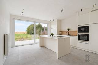Bent u op zoek naar een instapklare woning op een rustige locatie, omgeven door groen en met prachtige vergezichten? Dan is deze volledig gerenoveerde woning in Ingooigem zeker een bezoek waard. Hier geniet u van hedendaags wooncomfort, een kwalitatieve afwerking en een aangename buitenruimte.
Indeling
Via de inkomhal komt u terecht in de ruime en lichtrijke leefruimte, waar de grote raampartijen zorgen voor een aangename lichtinval en een prachtig uitzicht op het omliggende landschap. De leefruimte sluit naadloos aan op de moderne open keuken, waardoor een gezellige en open woonomgeving ontstaat.
Verder beschikt het gelijkvloers over:
- Praktische wasplaats
- Kelder voor extra bergruimte
Op de eerste verdieping bevinden zich:
- 2 ruime slaapkamers
- Moderne badkamer met stijlvolle inloopdouche
De ingerichte zolderverdieping werd omgevormd tot een volwaardige derde slaapkamer en kan eveneens dienen als masterbedroom, bureau of hobbyruimte.
Buitenruimte
De woning beschikt over een mooie tuin en een aangelegd terras waar u in alle rust kunt genieten van het open zicht en de groene omgeving.
Troeven
✔ Volledig gerenoveerd en instapklaar
✔ Rustige ligging met prachtige vergezichten
✔ 3 slaapkamers
✔ Moderne open keuken
✔ Stijlvolle badkamer met inloopdouche
✔ Centrale verwarming op aardgas
✔ Regenwaterput van 10.000 liter
✔ Mooie tuin met aangelegd terras
✔ Veel lichtinval en kwalitatieve afwerking
Ideaal voor
Deze woning is de perfecte keuze voor koppels, jonge gezinnen of iedereen die op zoek is naar een comfortabele, energiezuinige en instapklare woning op een rustige locatie.
Interesse? Contacteer Immo Beguin voor meer informatie of een bezoek via arne@immobeguin.be.