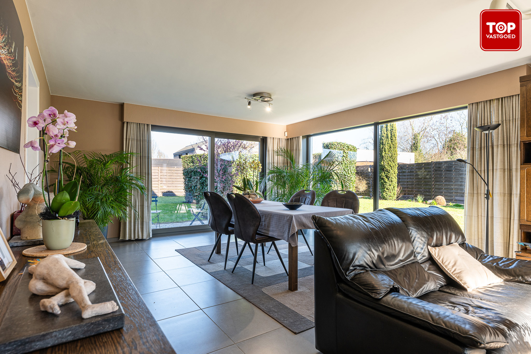 Ruime villa met 4 slaapkamers, dubbele garage en zonnige tuin rondom - foto 5