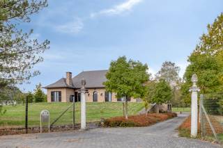 In het groene en rustige Herselt bevindt zich dit riante landhuis op een perceel van 4781 m²;<br /><br />Voor wie op zoek is naar ruimte, privacy en tal van mogelijkheden, is dit een unieke kans! <br /><br />Bij binnenkomst worden we verwelkomd door de ruime inkomhal uitgerust met een gastentoilet. Vanuit de inkomhal heeft u toegang tot twee ruime slaapkamers en de badkamer.<br /><br />Verder is er nog een bijzonder royale leefruimte met salon en eetplaats deze eveneens mogelijkheden biedt naar indeling en inrichting. Achterliggend is er een uitgeruste leefkeuken met eethoek en connectie naar de tuin.<br /><br />Op 1ste verdieping vinden we een open zolder deze de mogelijkheid biedt 3/4 extra slaapkamers te creëren, ideaal voor grotere gezinnen!<br /><br />Deze woning beschikt over twee garages en een oprit met veel parkeergelegenheid. Tevens is de woning volledig onder keldert waar u onder andere nog een prachtige sauna en de wasplaats terugvindt.<br /><br />Het pand is voorzien van zowel verwarming als verkoeling, wat extra comfort biedt. Dankzij de unieke ruimtes zijn er tal van uitbreidingsmogelijkheden.<br /><br />Dit landhuis biedt eindeloos potentieel voor wie op zoek is naar ruimte en mogelijkheden in een prachtige omgeving.<br /><br />Contacteer ons vandaag nog voor een bezoek en ontdek de mogelijkheden van deze unieke woning!