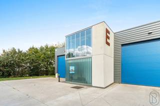 Goedgelegen KMO-unit, in de industriezone van Sint-Eloois-Winkel. <br /><br />De loods is uitgerust met 13 zonnepanelen, en beschikt over een toegangspoort van 6m hoog en 6m breed, toegang mogelijk voor vrachtwagens.<br />Verder is er een ruim bureau met sanitaire voorziening.<br /><br />De site heeft tal van parkeermogelijkheden en is vlot bereikbaar.<br /><br />Meer info of plan je bezoek: www.immobeguin.be of info@immobeguin.be