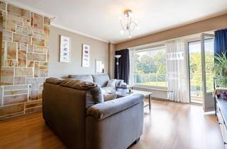 ANDERLECHT, in de wijk Marius Renard, vlak naast het Vijverpark, ontdekt u dit aangename appartement van ±71 m², gelegen op de 1e verdieping van een gebouw uit 1963.

Het appartement biedt een functionele indeling en veel lichtinval. De woonkamer van ±26 m² vormt een gezellige leefruimte, terwijl de uitgeruste keuken de leefruimte op aangename wijze vervolledigt. De echte troef is het ruime terras van ±20 m², georiënteerd op het westen, ideaal om te genieten van de avondzon.

De nachtruimte bestaat uit twee slaapkamers van ±13 m² en ±9 m², evenals een badkamer en een afzonderlijk toilet. Een kelder maakt het geheel compleet en biedt extra opbergruimte.

Een mooie opportuniteit om te ontdekken in een groene omgeving, vlak bij het Vijverpark en alle voorzieningen. Verplichting inzake verhuur die moet worden nageleefd.
EPC: C-, 30 kg/(m²/jaar)