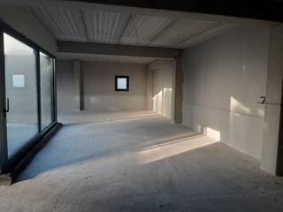 Momenteel casco kantoorruimte (ca 180 m²) met terras (ca 20 m²), gesitueerd op de eerste verdieping van een recente industriebouw in het kloppend hart van ondernemend Gavere (zijnde het industrieterrein Legen Heirweg).<br /><br />De eigendom kan casco gehuurd worden aan € 725/maand.<br />De verdere afwerking kan eveneens gebeuren in overleg tussen huurder en verhuurder, mits correctie van de hogervermelde huurprijs. <br /><br />Parkeerplaatsen ter beschikking aan het gebouw. <br />Sanitair is eveneens ter beschikking en bevindt zich op het gelijkvloers. <br /><br />PS: Render louter ter visualisatie van de mogelijke inrichting.