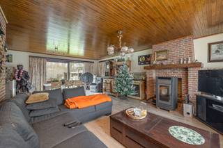 INDELINGIn deze woning vindt men op het gelijkvloers een ruime leefruimte en een gesloten keuken met zicht op de tuin. Het gelijkvloers beschikt...