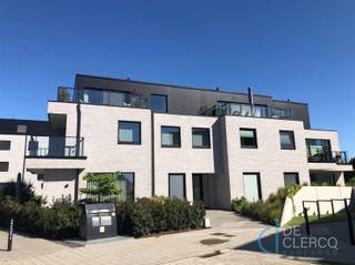 <p>Dit appartement maakt deel uit van het project genaamd het 'Kunstpark'. Gelegen nabij het bruisende dorp en alle handelszaken, doch in een charmante en rustige omgeving. De residentie omvat slechts 8 entiteiten, dankzij de kleinschaligheid geniet u hier van rust en privacy.<br />Het gelijkvloers pand is tot in de puntjes afgewerkt: professioneel geschilderd, voorzien van verlichting en tevens voorzien van rails voor gordijnen.<br />Het omvat een inkom, afzonderlijk toilet, technische ruimte, 2 slaapkamers, een lichtrijke leefruimte met aanpalende terrassen, een volwaardig open ingerichte keuken (alle comfort), een wasplaats met ruimte voor extra ijskast/diepvries en tot slot een ingerichte badkamer met inloopdouche en dubbele lavabo. In de huurprijs zit een afzonderlijke garage met sectionale poort inbegrepen.<br />Het appartement is eveneens voorzien van een alarmsysteem.</p><p>Door de recentheid en opgelegde normen is het E peil zeer laag zijn en zijn er slechts een minimum aan verbruikskosten.</p><p>Gemeenschappelijke kosten inbegrepen.</p><p>Vrij per 01/08/2026.</p><p>Uw contactpersoon voor dit pand is Leen De Clercq. Afspraken kunnen per mail naar leen@vastgoed-dc.be worden vastgelegd.</p>