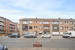 Dit appartement is centraal gelegen in het hart van Roeselare, op het derde verdiep.<br />Het appartement bestaat uit een inkomhal, een ruime woonkamer (32,42m2) met aangrenzende keuken (9,31m2), 3 slaapkamers (12,38; 7,69 en 8,48 m2) en badkamer.<br /><br />Mogelijk om een garage erbij te kopen. Deze is in de verkoopprijs niet inbegrepen. <br /><br />PLUSPUNTEN:<br />- Centrum van Roeselare<br />- Ruime woonkamer<br />- 3 slaapkamers<br /><br />Garage: €15.000 <br />EPC: 148 kWh/m2 - label B (UC: 0003536238 )<br />Bruikbare vloeroppervlakte volgens EPC: 96m2