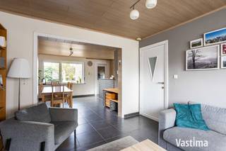 Gezellig wonen begint hier! Deze leuke halfopen woning combineert een prachtige tuin, verrassend veel ruimte en een vlotte ligging met het grote voordeel dat heel wat belangrijke renovaties al achter de rug zijn.<br /><br />Met een bewoonbare oppervlakte van 146 m² en een perceel van 5a50 krijg je hier alvast een mooie basis. Bovendien parkeer je zonder gedoe tot drie wagens voor en naast de woning. Altijd handig voor een gezin, bezoekers of gewoon wanneer iedereen straks zijn eigen wagen heeft.<br /><br />Binnen word je verwelkomd in de inkomhal met apart gastentoilet. Van daaruit kom je in de lichtrijke open leefruimte waar zit- en eetgedeelte mooi in elkaar overvloeien. Grote troef? Vanuit de leefruimte én de geïnstalleerde keuken kijk je rechtstreeks uit op de tuin en stap je zo naar buiten.<br /><br />En die tuin mag gezien worden. Veel groen, voldoende ruimte voor spelende kinderen, een gezellige barbecue of gewoon languit genieten zodra de zon zich laat zien. Een handige berging maakt de woonbeleving compleet.<br /><br />Op de eerste verdieping bevinden zich vandaag twee slaapkamers, waarvan 1 met luchtlucht warmtepomp, en een aparte bureauruimte. Maar daar stopt het verhaal niet. Dankzij de nieuwe vaste trap vanuit het bureau bereik je de zolder, waardoor de woning relatief eenvoudig kan meegroeien naar drie of zelfs vier slaapkamers.<br /><br />Ook technisch werd er de voorbije jaren niet stilgezeten. Zo werden onder andere de keuken, badkamer, het dak en de dakisolatie reeds aangepakt. Er resten nog een beperkt aantal opfrissingswerken, maar de grote basis is er.<br /><br />Met een EPC-score van 307 kWh/(m² jaar) – label D – geldt bovendien geen renovatieverplichting, asbestveilig en ook de elektrische installatie is conform. Het beperkte kadastraal inkomen van € 674 is mooi meegenomen.<br /><br />Tot slot zit ook de ligging goed: vlot richting centrum Aalst en belangrijke verbindingswegen, terwijl je thuis volop geniet van groen en je eigen tuin.<br /><br />Zie jij jezelf hier al wonen? Contacteer Vastima en plan jouw bezoek.