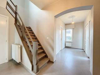 ENKEL BEZOEKAANVRAAG VIA ONZE WEBSITE WWW.IMMODAVINCI.BEU betreedt de villa via een trap die direct toegang biedt in de inkomhal.Wanneer u de villa...